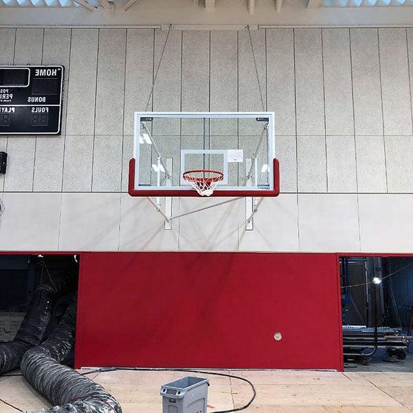 墙上有一个篮球圈